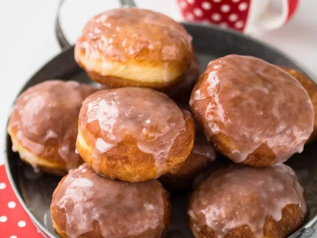 Puszyste pączki z lukrem, idealne na tłusty czwartek. To najlepszy przepis na pączki, jaki kiedykolwiek pr&oacute;bowałem!