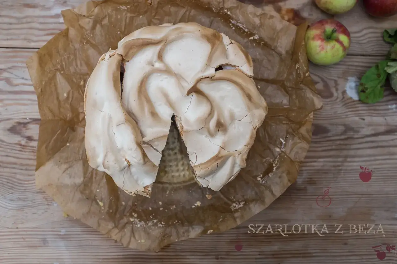 Jak odkleić bezę od papieru do pieczenia? Delikatna beza na szarlotce, lekko przyrumieniona, czeka na podanie.