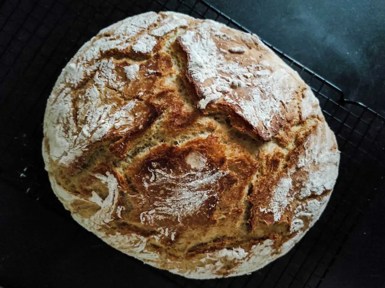 Złocisty, chrupiący bochenek, który pokazuje, jak się piecze chleb. Idealny do smarowania masłem.