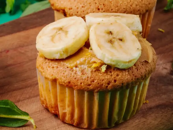 Pyszne muffinki bananowe z kremem orzechowym i plasterkami banana. Idealne na deser!