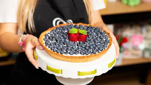 Tarta z borówkami i malinami na kremie mascarpone. Idealne owoce do masy mascarpone to właśnie te leśne cuda.