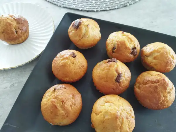 Pyszne muffiny bananowo czekoladowe, idealne na deser.