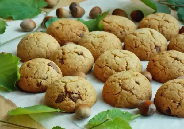 Domowe Reese's z orzechami laskowymi i kawałkami czekolady, pachnące jesienią.