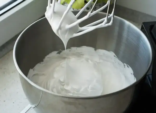 Ubity krem z mascarpone na końcówce miksera. Idealny do deserów.