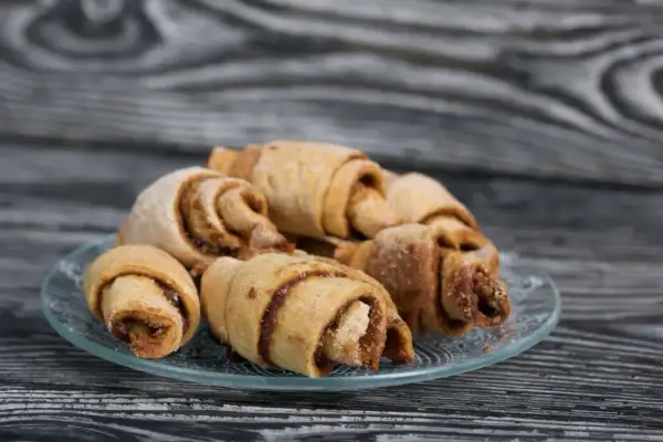 Pyszne rogaliki z cynamonem, idealne do kawy. Ten rugelach przepis jest prosty i szybki.