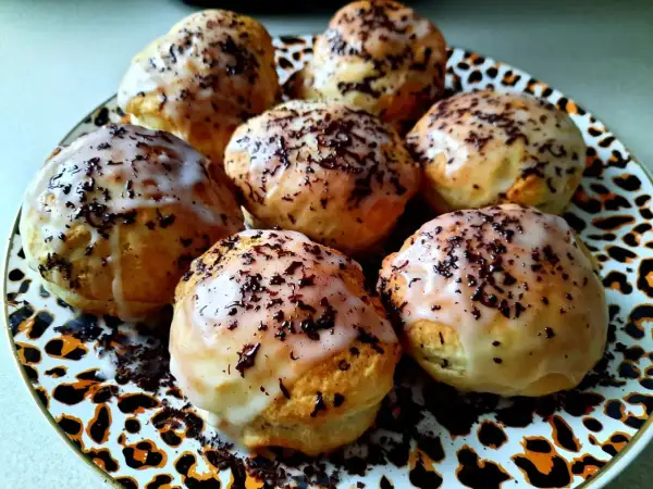Pyszne, domowe pączki z lukrem i posypką czekoladową. To najlepszy przepis na pączki, jaki kiedykolwiek próbowałem!