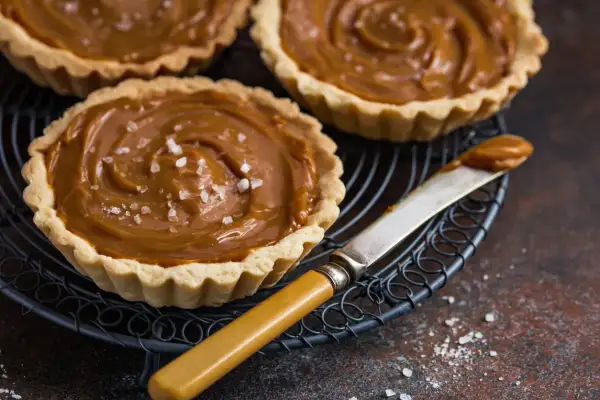 Słodkie tartaletki czekoladowe z karmelem i solą morską, gotowe do degustacji.
