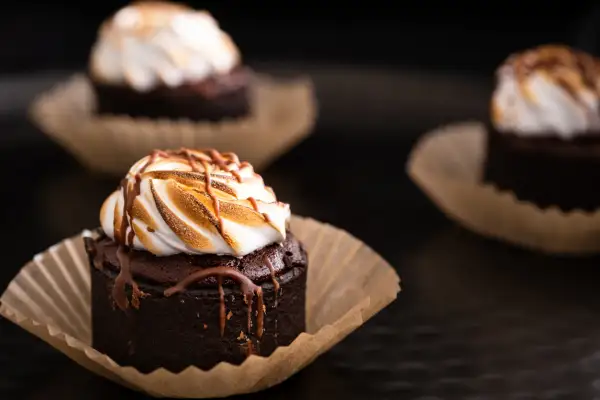 Pyszne babeczki brownie z pianką marshmallow i polewą czekoladową, idealne na deser.