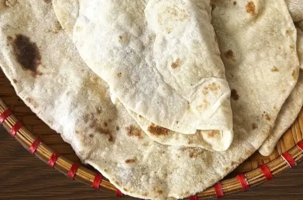 Domowy lawasz przepis. Delikatne, lekko przypieczone placki w koszyku.
